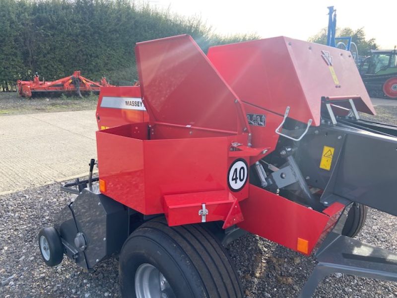 MASSEY FERGUSON - 1840 SMALL SQUARE BALER - Image 4