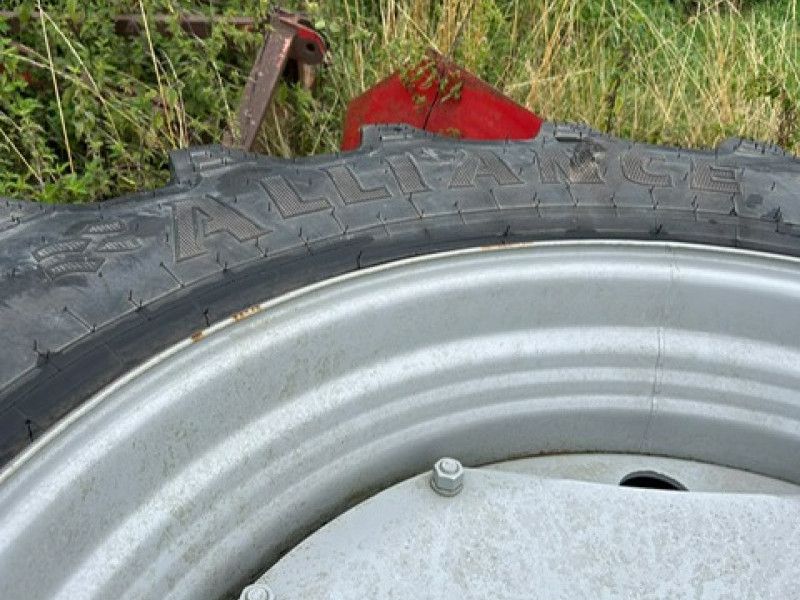 MASSEY FERGUSON - 540 65R38 AND 440 65R28 - Image 4