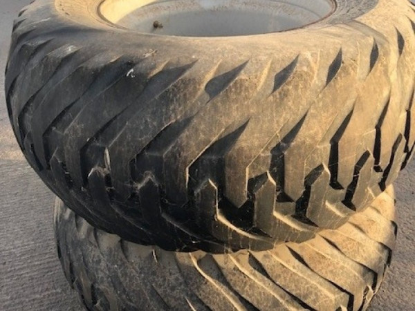 SUNDRIES - 2 X 600 FLOATATION TYRES - Image 1