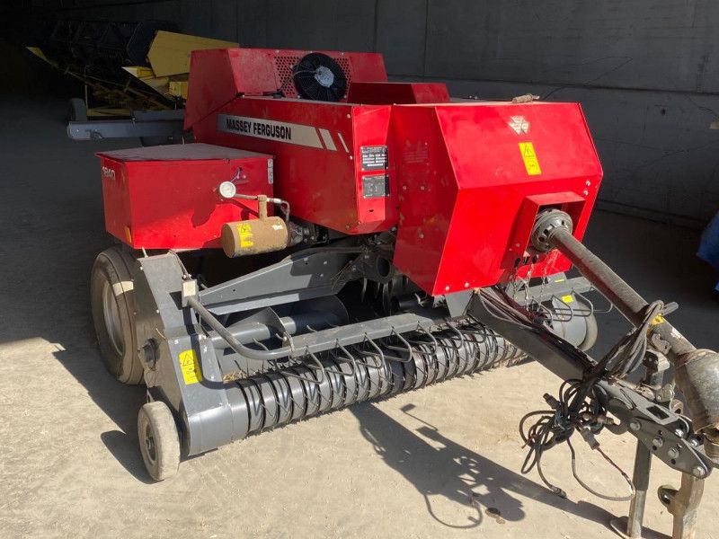 MASSEY FERGUSON - 1840 SMALL SQUARE BALER - Image 1