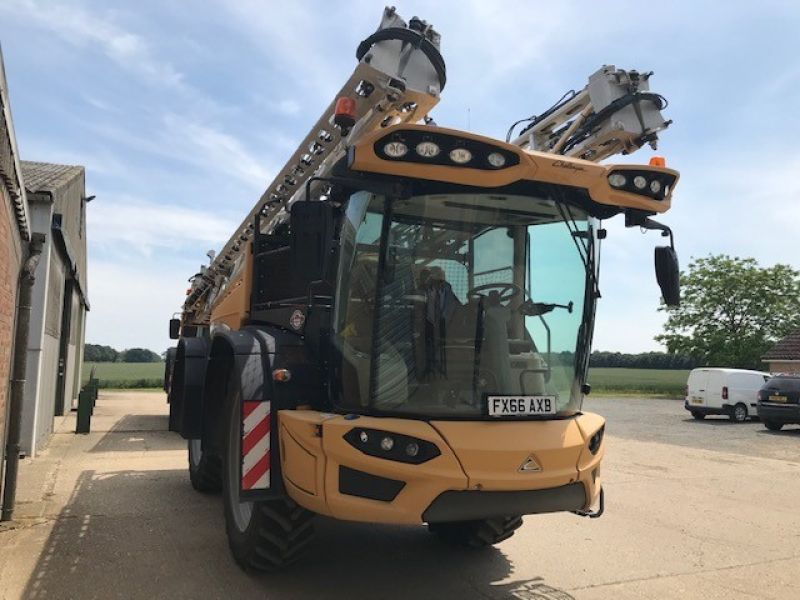 Challenger - ROGATOR 645 SP SPRAYER - Image 1