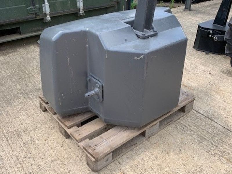 FENDT - 1800KG FRONT WEIGHT - Image 3