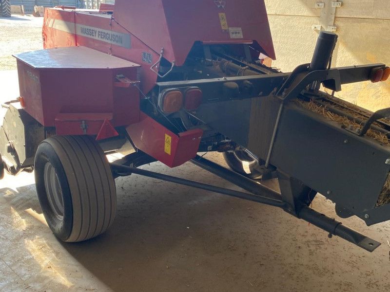 MASSEY FERGUSON - 1840 SMALL SQUARE BALER - Image 3