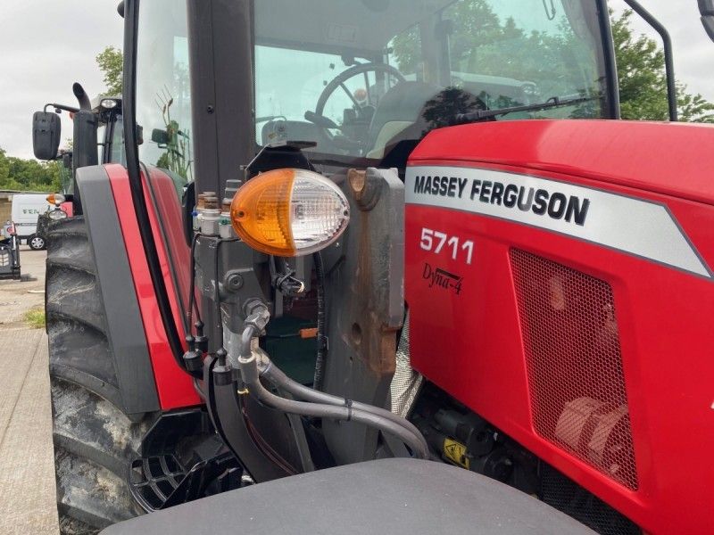MASSEY FERGUSON - 5711 - Image 3