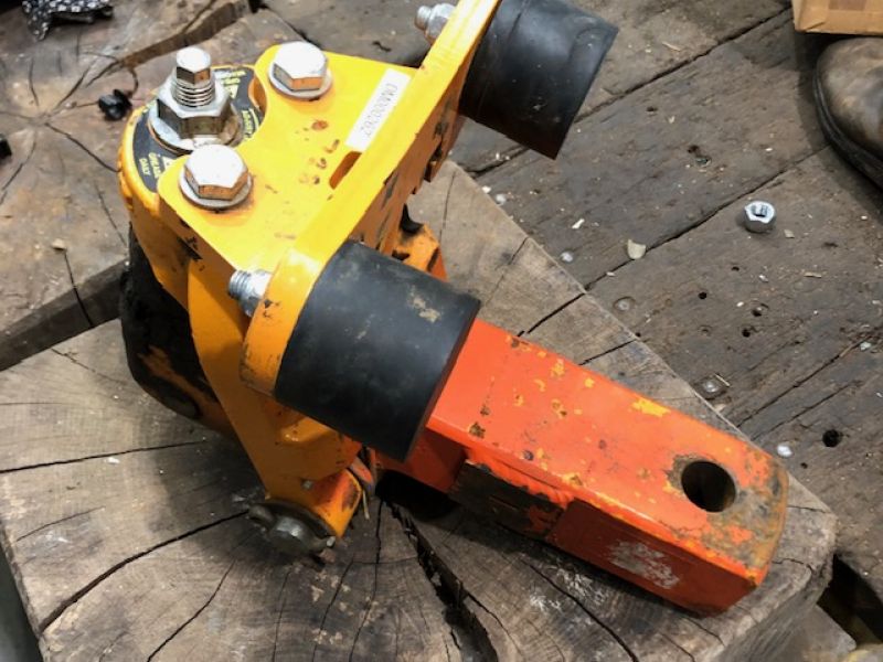 LYNX - D80 BENNETT BALL HITCH - Image 1