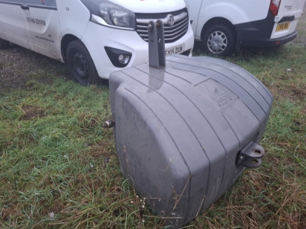 VALTRA - 1200KG WEIGHT BLOCK - Image 1