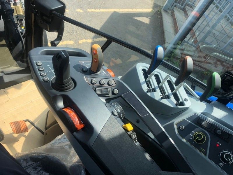 VALTRA - G125EA TRACTOR AND LOADER - Image 7