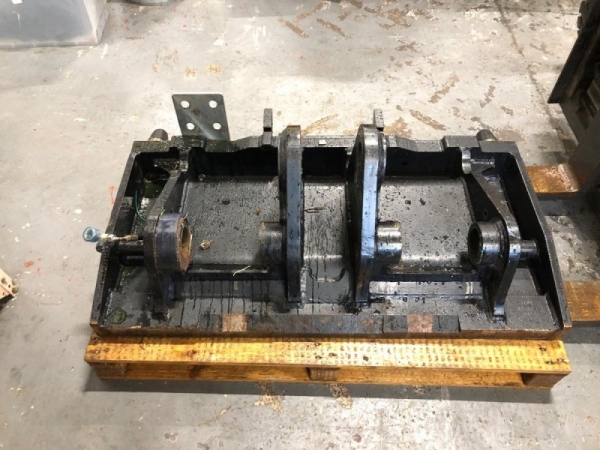 JCB - PIN AND CONE HEADSTOCK - Image 1