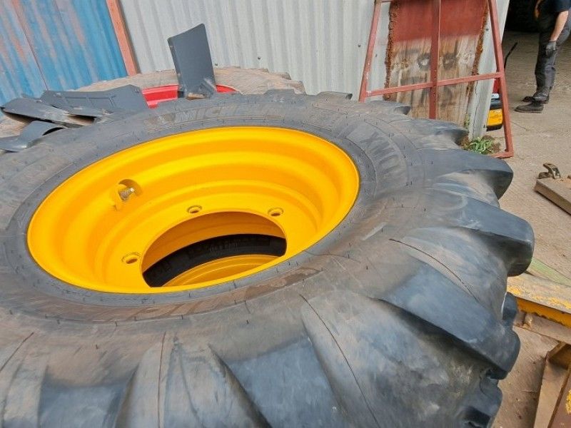 JCB - 380 75R20 TYRE RIMS - Image 2