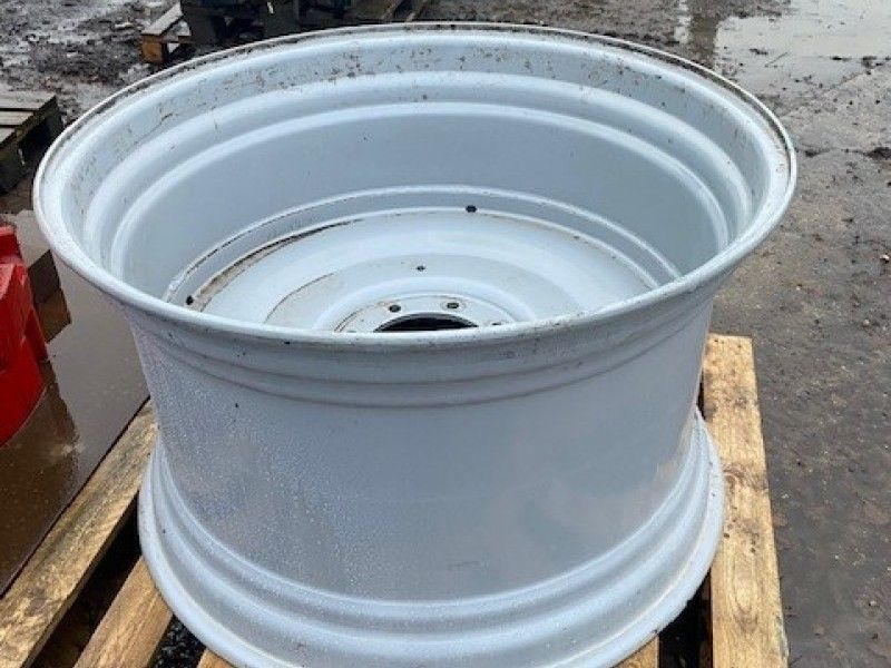 MASSEY FERGUSON - 710 70R38 REAR RIMS - Image 3