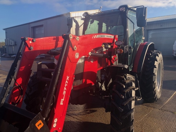 MASSEY FERGUSON - 5711 TRACTOR - Image 1