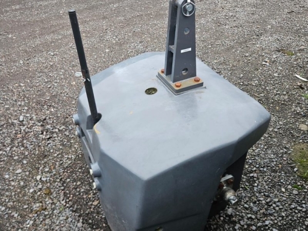 VALTRA - MONOBLOCK 2300KG WEIGHT - Image 1