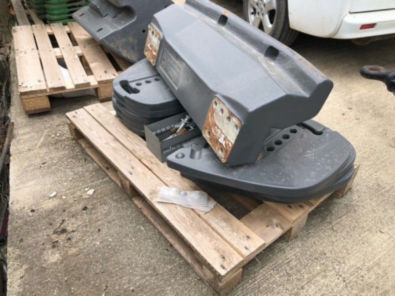 Fendt - 1690KG WEIGHT BLOCK. - Image 1