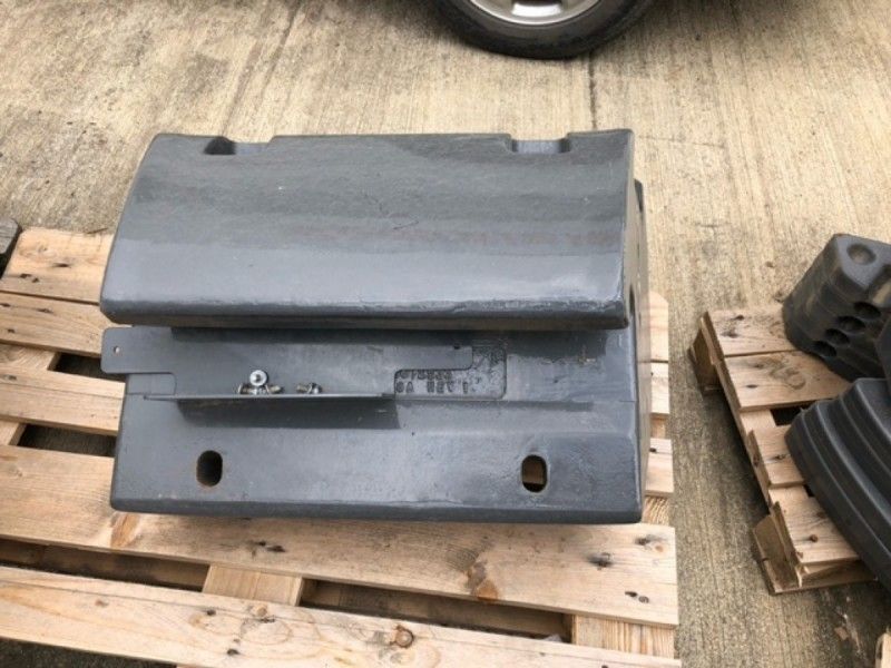 Fendt - 1690KG WEIGHT BLOCK. - Image 4